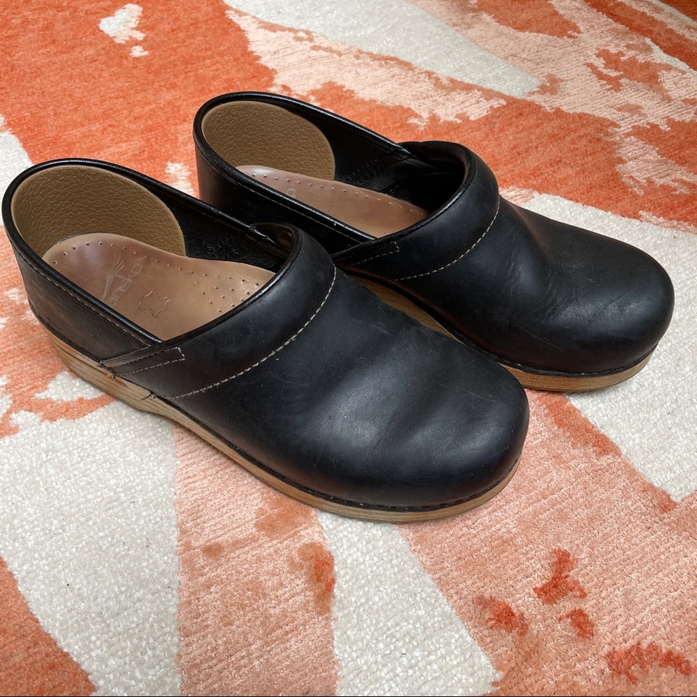 Dansko Professional Clogs size 39. Black with faux wood soles